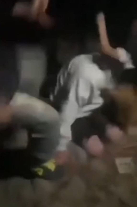 甘肃16岁少年遭殴打被逼爬行学狗叫,警立案调查:青年间矛盾引起(组图) - 2