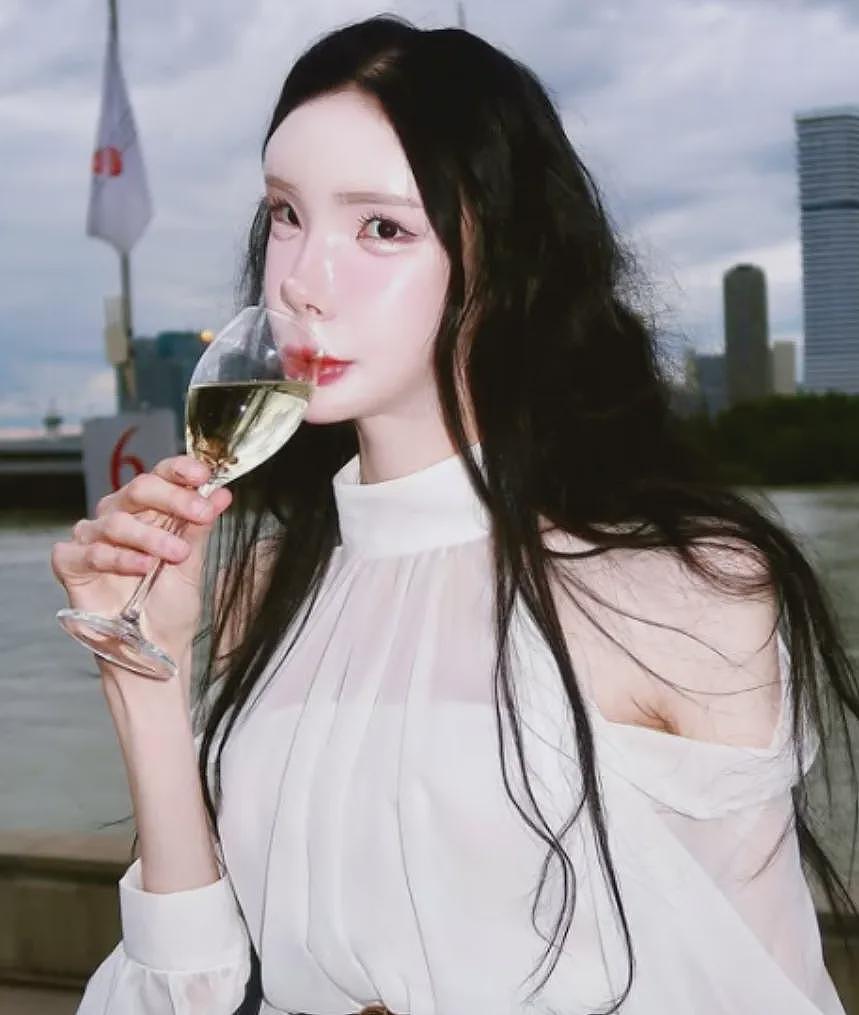 白女疯狂整容,只为成为韩国美女!全脸爆改整成塑料人,网友:有点渗人啊…(组图) - 10