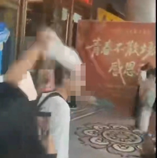 四川漫展男子疑cos辱华动漫角色，被群众扯假发后持刀伤人影片曝（视频/组图） - 3