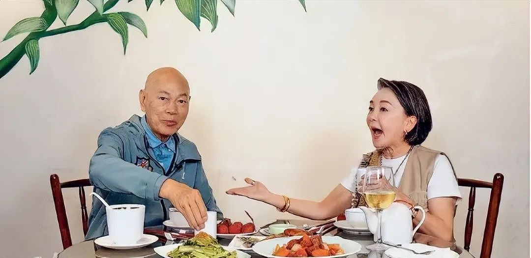 香港顶流娱记突发疾病,紧急入ICU,曾手撕李嘉欣大骂成龙(组图) - 4