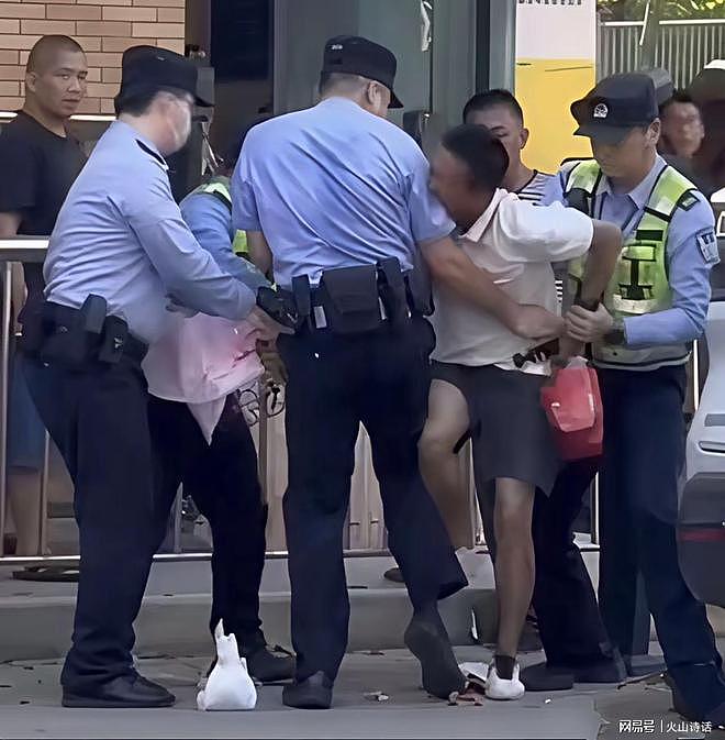 魔幻!国家级项目教授全网撩妹约拍,纠缠前台遭公司集体暴打(组图) - 3