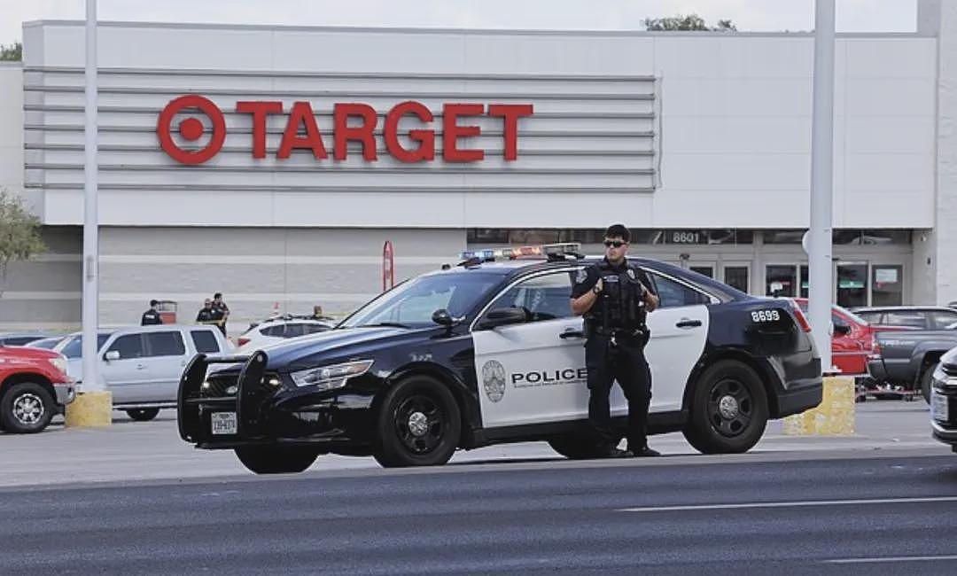 华人祖孙Target购物遭枪击!歹徒持枪扫射后全裸逃窜,被捕时大喊“我是耶稣”(组图) - 2
