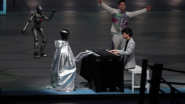 2025世界人形机械人运动会北京开幕：机器人变身“兵马俑”表演来了（视频/组图） - 3