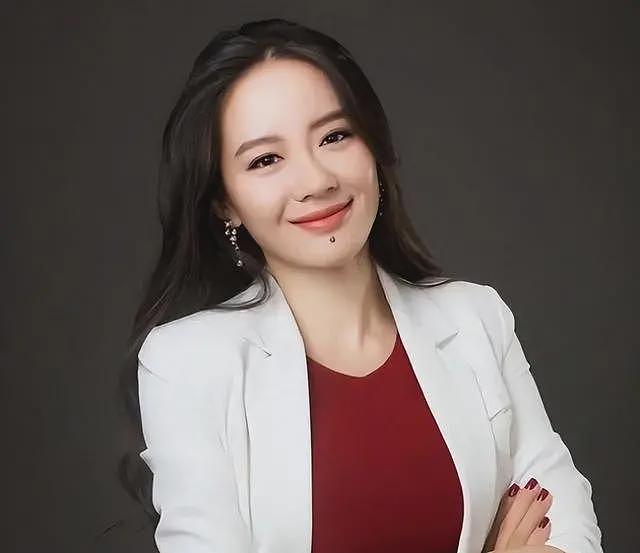 被美国罚款531亿，身家仍2300亿，赵长鹏背后的女人终于藏不住了（组图） - 4