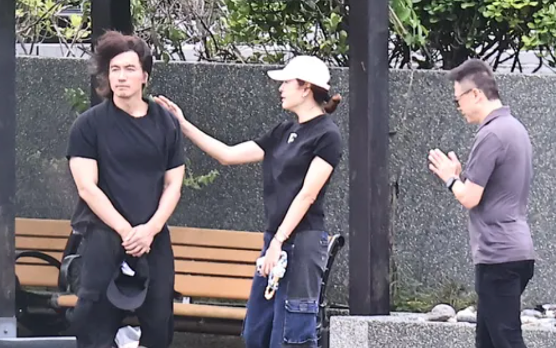 “道明寺“去看“杉菜“了！言承旭低调上山悼念大S，墓前低头泪崩，难掩悲痛（组图） - 4