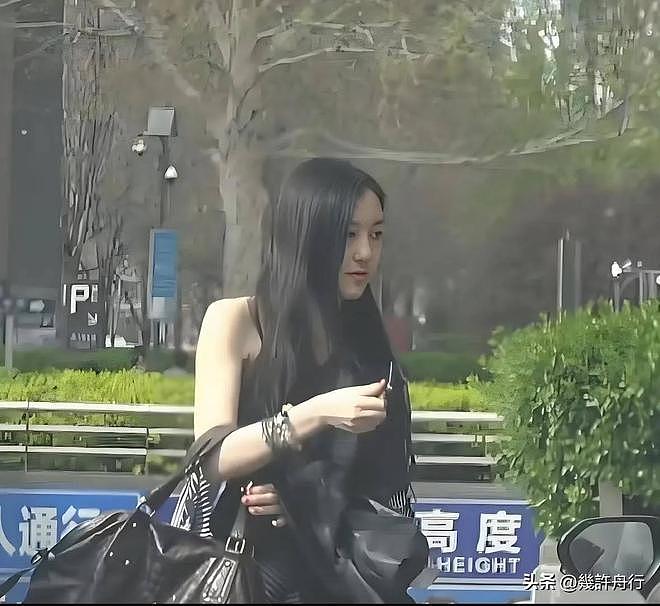 19岁的李嫣饭后抽电子烟，李亚鹏看在眼里毫无动作，看手法很娴熟（组图） - 14