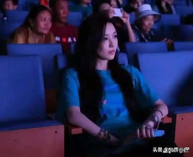 19岁的李嫣饭后抽电子烟，李亚鹏看在眼里毫无动作，看手法很娴熟（组图） - 3