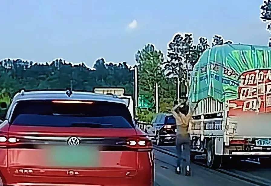 视频惊心！高速路前方车祸堵车，女子下车20多秒后被撞飞，被质疑“看热闹”，当事人回应（视频/组图） - 1