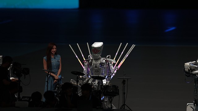 2025世界人形机械人运动会北京开幕：机器人变身“兵马俑”表演来了（视频/组图） - 5