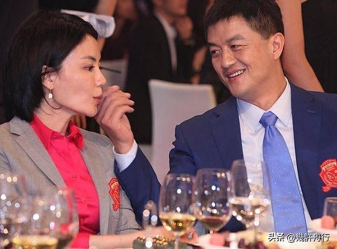 19岁的李嫣饭后抽电子烟，李亚鹏看在眼里毫无动作，看手法很娴熟（组图） - 20