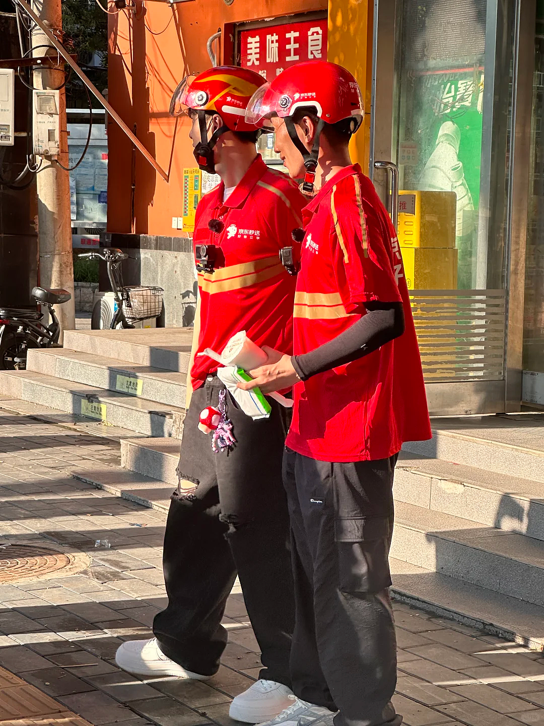 “淘宝京东骑手现在穿得像去开法拉利”，多少打工人想花几十块买套始祖鸟同款外卖工服？（组图） - 5