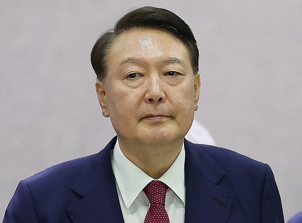 尹锡悦患可致盲眼病，戴手铐脚镣外出就医，“狱中特权”也被中止（组图） - 2