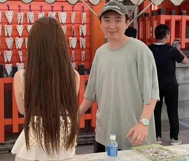 王思聪恢复单身与女伴约会，懒懒深夜直播痛哭，追去日本讨说法（组图） - 1