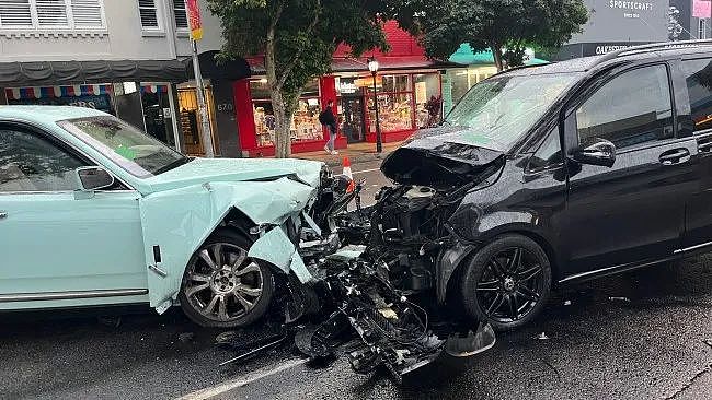 杨兰兰现身了！今天将首次出庭，身穿“与车同价”行头，去ATM取大笔现金，爱用Labubu放车头（组图） - 13