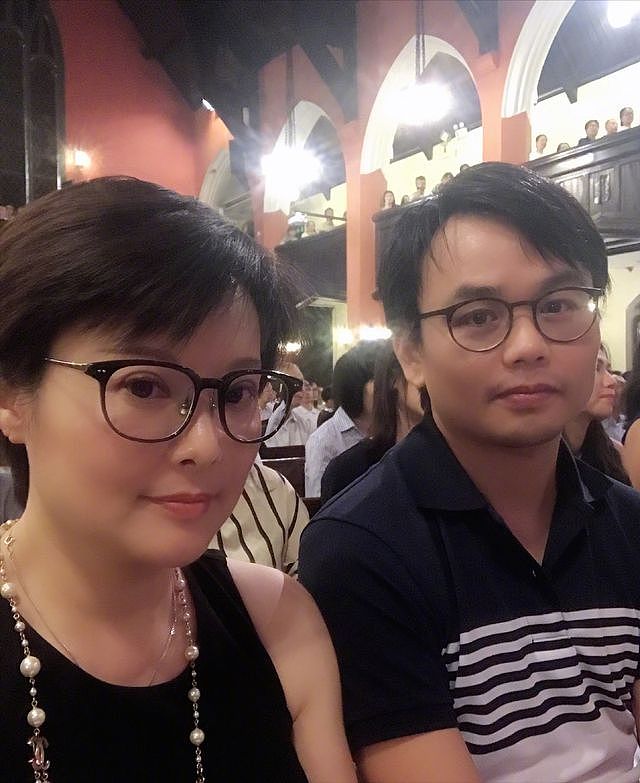 53岁袁立官宣退网!小12岁老公曝原因,晒夫妻合影超恩爱(组图) - 1