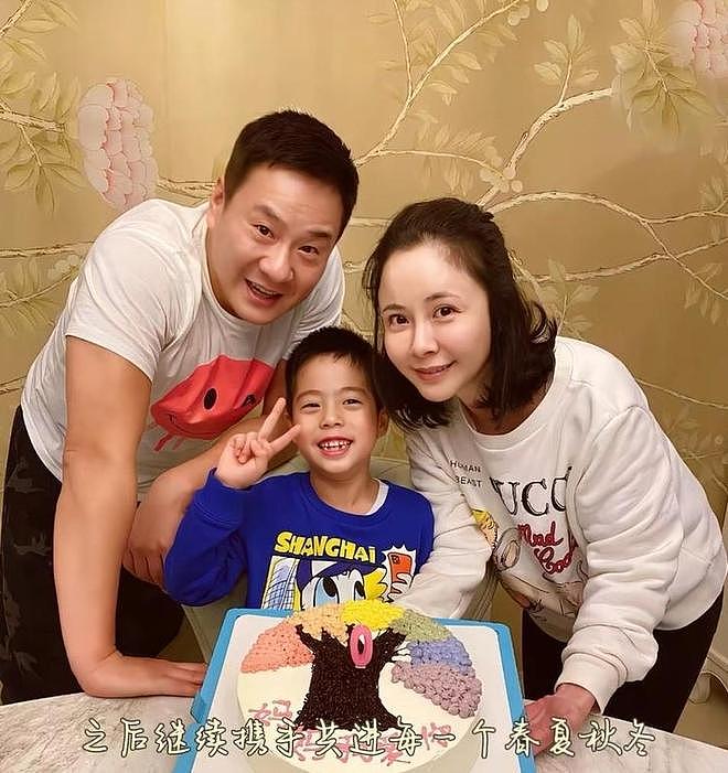 53岁连奕名带家人打球，杨若兮似蔡明，11岁儿子龅牙问题凸显（组图） - 1