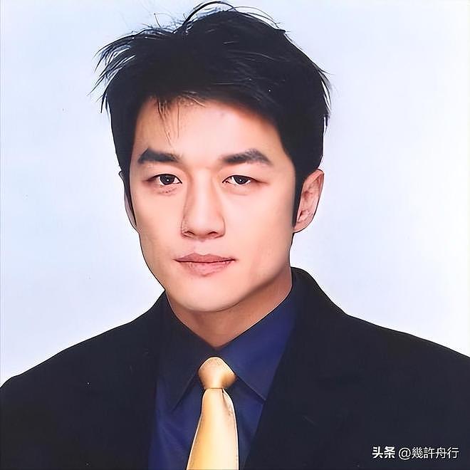19岁的李嫣饭后抽电子烟，李亚鹏看在眼里毫无动作，看手法很娴熟（组图） - 4