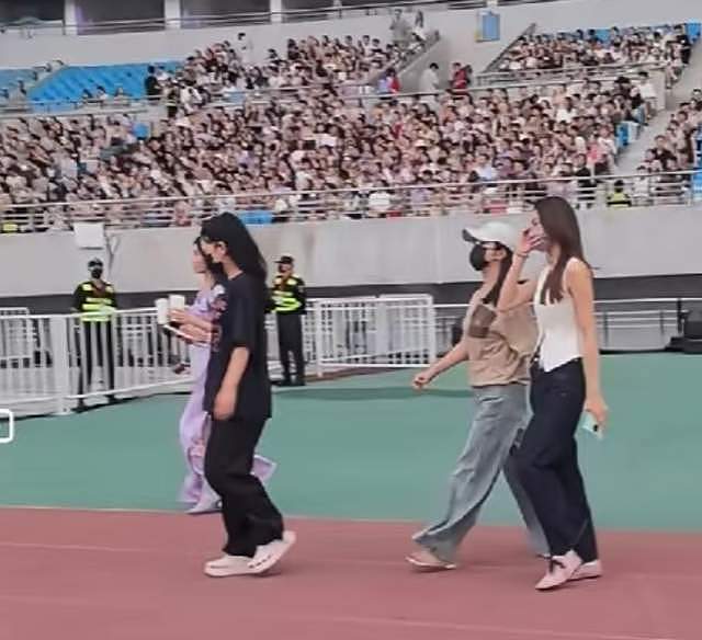 太浪漫!许嵩被曝跟冯禧在幸福坝领证,女方低调现身老公演唱会(组图) - 12