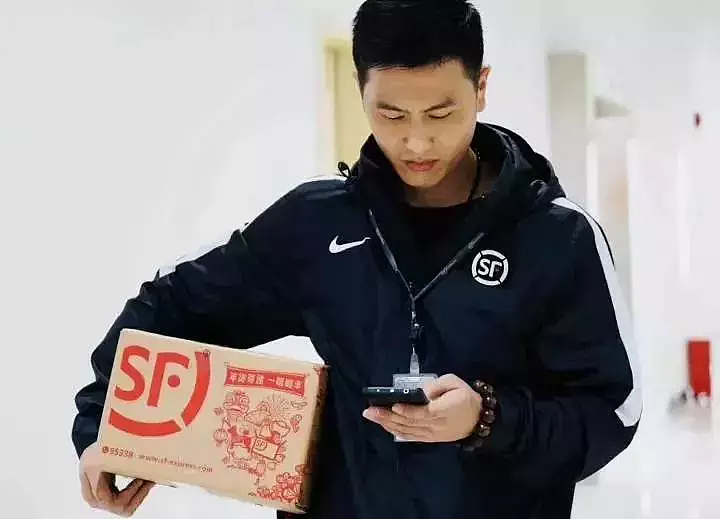 “淘宝京东骑手现在穿得像去开法拉利”，多少打工人想花几十块买套始祖鸟同款外卖工服？（组图） - 13