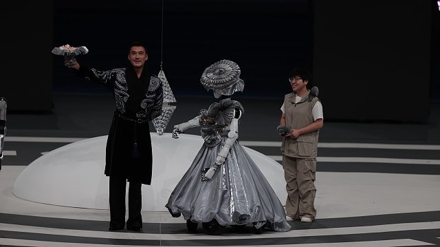 2025世界人形机械人运动会北京开幕：机器人变身“兵马俑”表演来了（视频/组图） - 6
