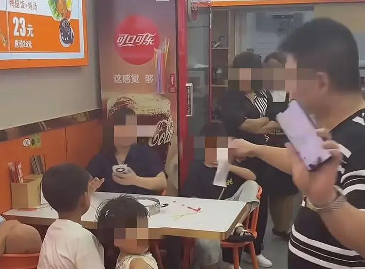 三名女子和四个孩子点一碗面，多次免费续面被拒后女子连续给出2个差评！老板：不同意和解（组图） - 1