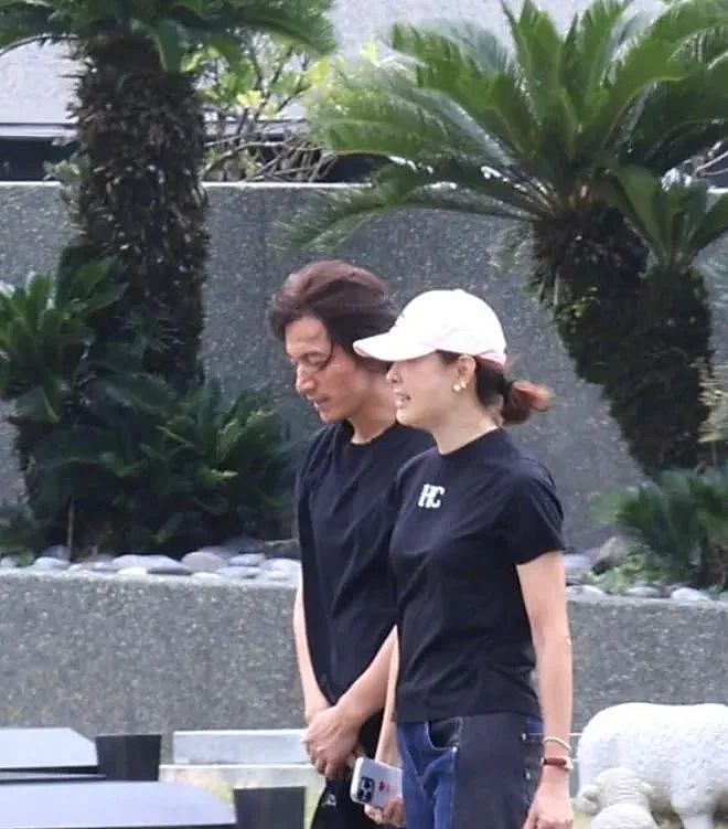 “道明寺“去看“杉菜“了！言承旭低调上山悼念大S，墓前低头泪崩，难掩悲痛（组图） - 1