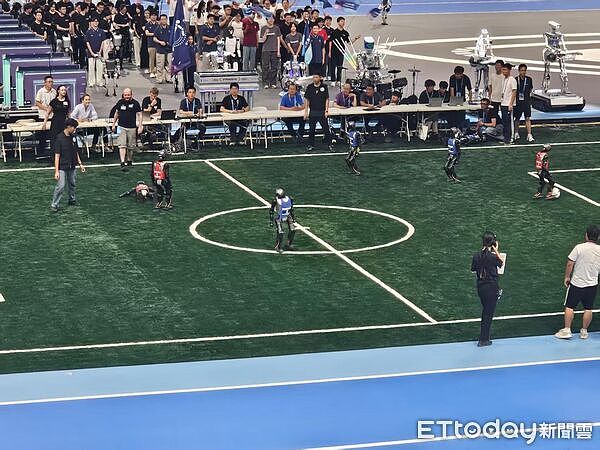 世界人形机器人运动会开幕,踢足球“仆街”全场笑翻(组图) - 3