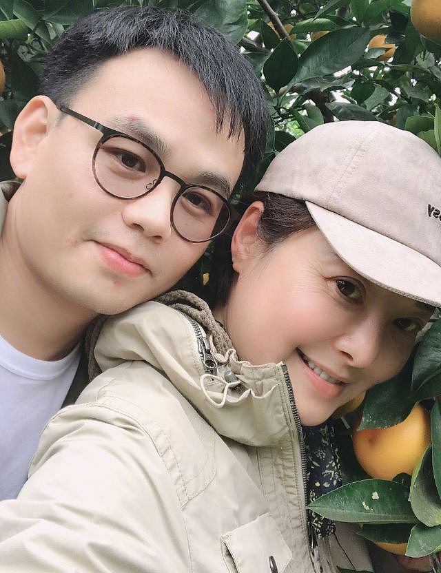 53岁袁立官宣退网!小12岁老公曝原因,晒夫妻合影超恩爱(组图) - 11