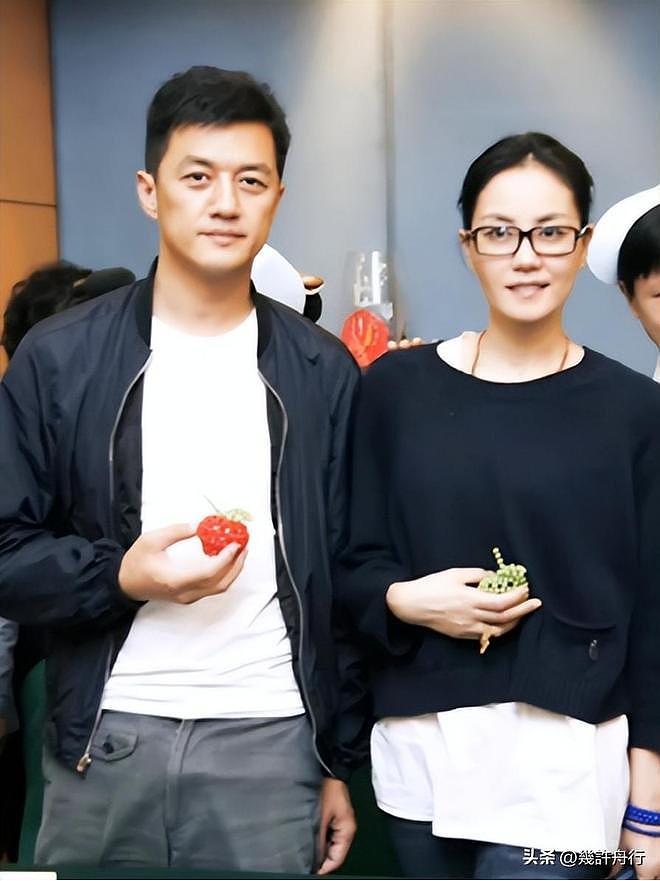 19岁的李嫣饭后抽电子烟，李亚鹏看在眼里毫无动作，看手法很娴熟（组图） - 11