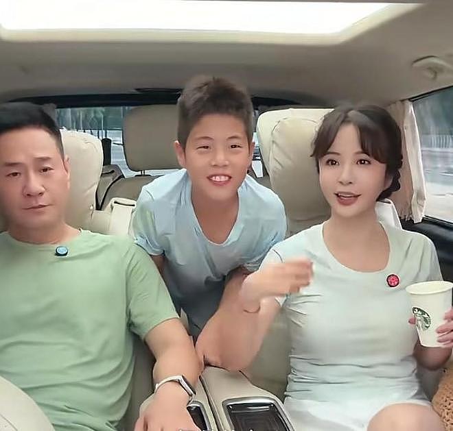 53岁连奕名带家人打球，杨若兮似蔡明，11岁儿子龅牙问题凸显（组图） - 4