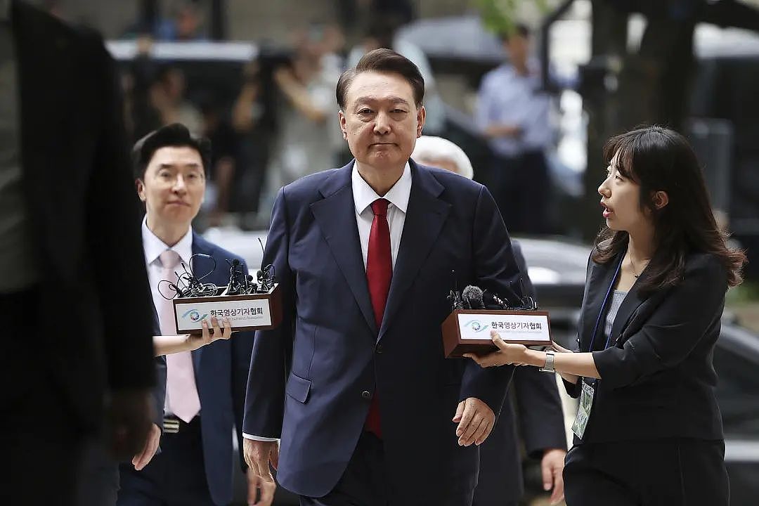 尹锡悦患可致盲眼病，戴手铐脚镣外出就医，“狱中特权”也被中止（组图） - 1