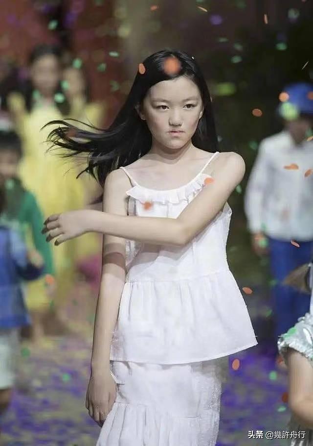 19岁的李嫣饭后抽电子烟，李亚鹏看在眼里毫无动作，看手法很娴熟（组图） - 13
