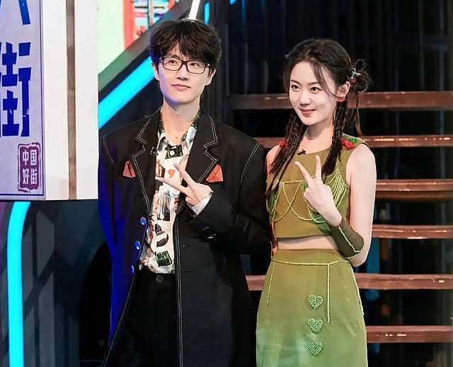 太浪漫!许嵩被曝跟冯禧在幸福坝领证,女方低调现身老公演唱会(组图) - 1