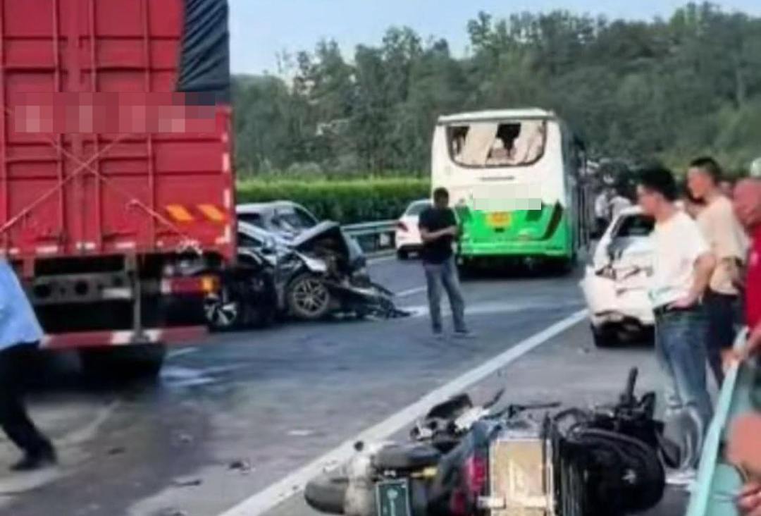 视频惊心！高速路前方车祸堵车，女子下车20多秒后被撞飞，被质疑“看热闹”，当事人回应（视频/组图） - 2