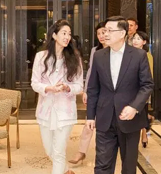 恭喜继承900亿！爸爸三房互相争宠，从一群哥哥里杀出重围继承家业（组图） - 17
