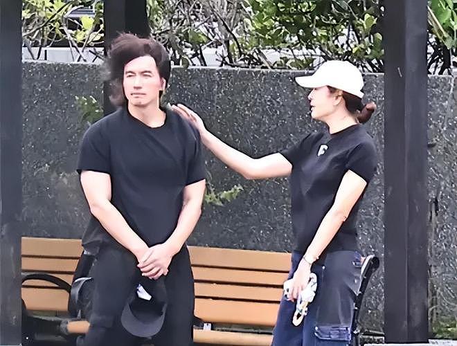 大S雕像迟迟没落成,言承旭只能到墓园祭拜,当场落泪吃饭都在哭(组图) - 13