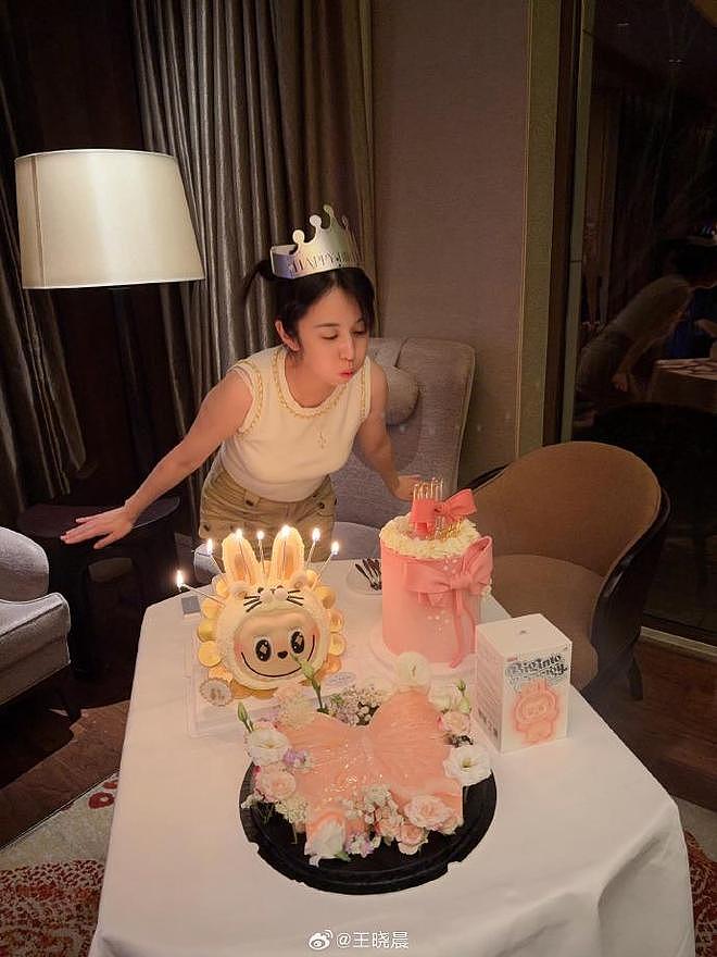 俞灏明王晓晨婚后首同框，现身欧洲度蜜月，女方胖了一圈有双下巴（组图） - 5