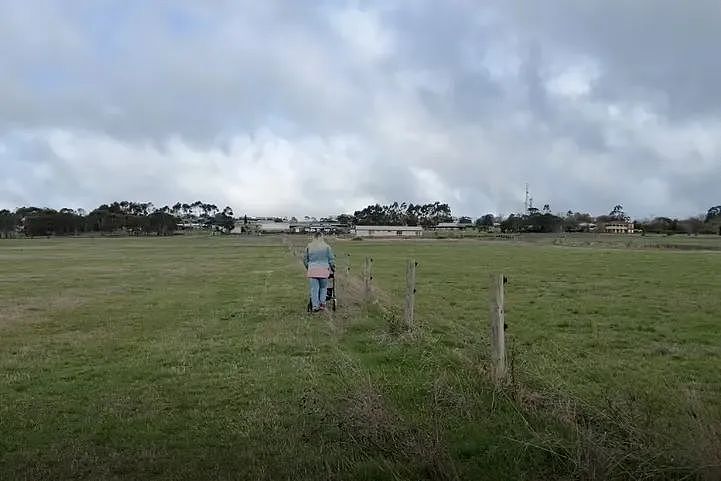 离了大谱!维州夫妇买地建房,结果建到了别人的地上(组图) - 3