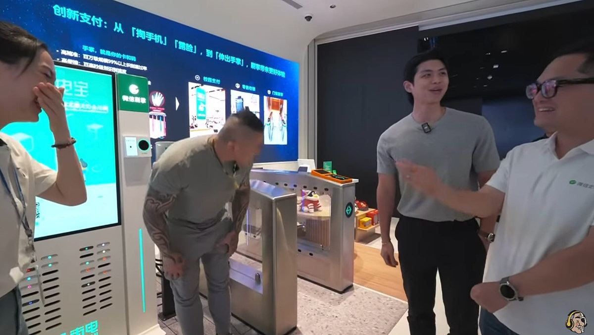 台网红馆长访腾讯总部竟赞支付宝领先全球，急道歉：差点下跪（组图） - 2
