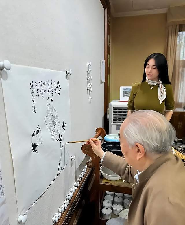 曝86岁范曾被小50岁娇妻背刺！出轨继子，并伙同情人倒卖20亿收藏（组图） - 12