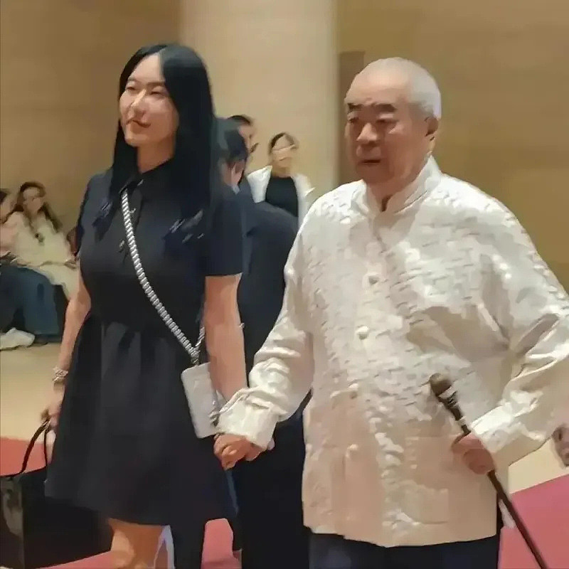 冲上热搜!中国知名书画家失联,疑被小50岁嫩妻卷走$20亿资产,两人结婚仅16个月(组图) - 3