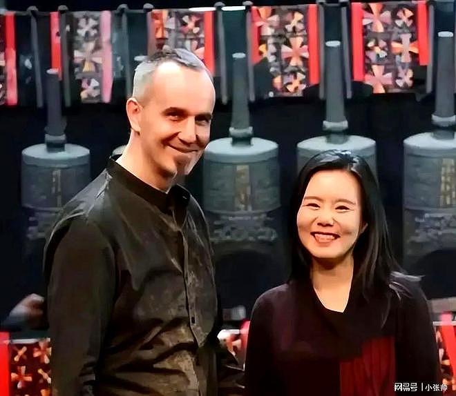 50岁龚琳娜自曝曾“几乎瘫痪”，演出前需拄拐杖（组图） - 2