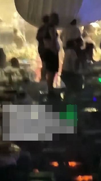 2死3重伤！四川啤酒节舞台大棚突然坍塌酿祸，现场尖叫不断（视频/组图） - 4