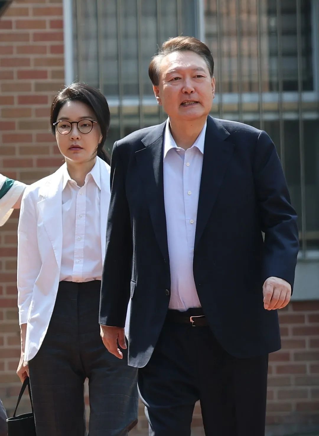 韩国前总统夫妇双双入狱，热爱奢侈品的前第一夫人监狱生活曝光，住6平单人房，打地铺，洗澡要去公共澡堂？（组图） - 10