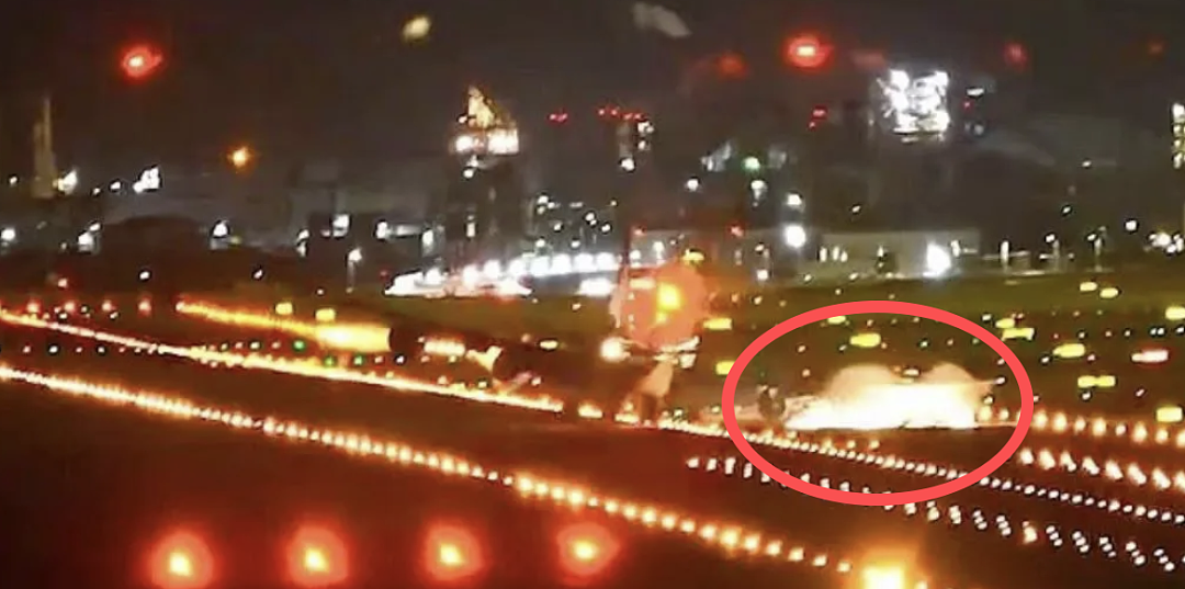 澳洲航班突然失压！疯狂骤降1万英尺，乘客遗言曝光！ 波音降落失败，机翼擦地，火花四溅（视频/组图） - 6