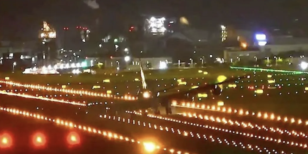 澳洲航班突然失压！疯狂骤降1万英尺，乘客遗言曝光！ 波音降落失败，机翼擦地，火花四溅（视频/组图） - 9