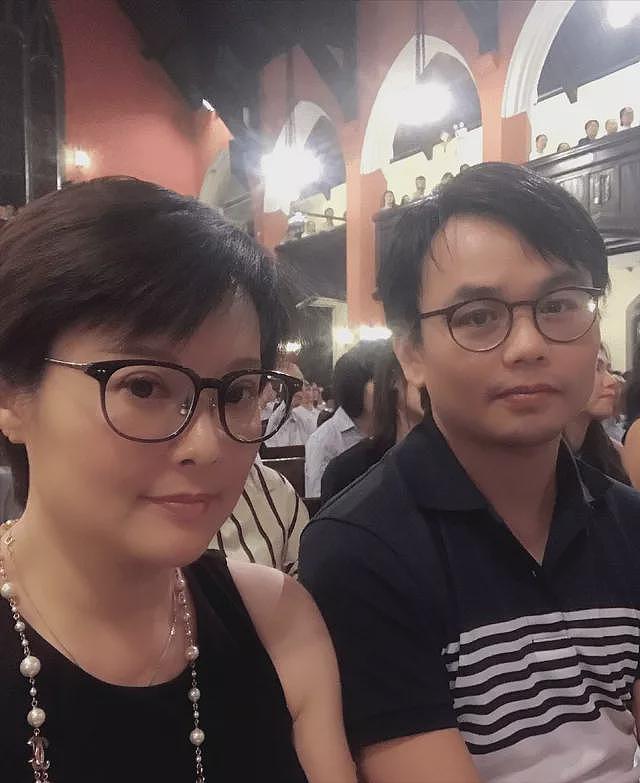 53岁袁立官宣退网！小12岁老公曝原因，晒夫妻合影超恩爱（组图） - 1