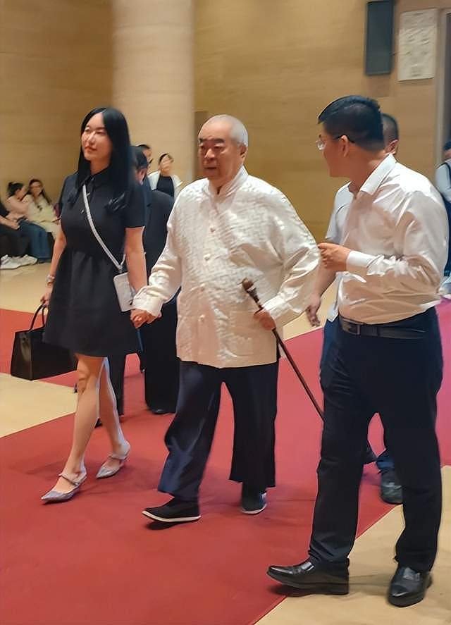 曝86岁范曾被小50岁娇妻背刺！出轨继子，并伙同情人倒卖20亿收藏（组图） - 11
