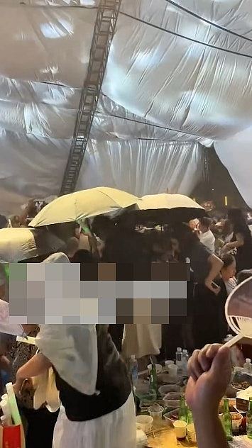 2死3重伤！四川啤酒节舞台大棚突然坍塌酿祸，现场尖叫不断（视频/组图） - 3