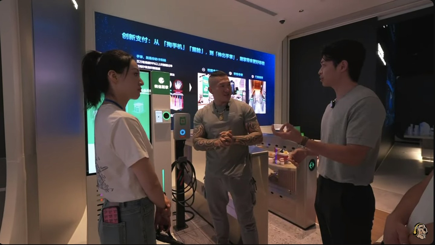 台网红馆长访腾讯总部竟赞支付宝领先全球，急道歉：差点下跪（组图） - 1